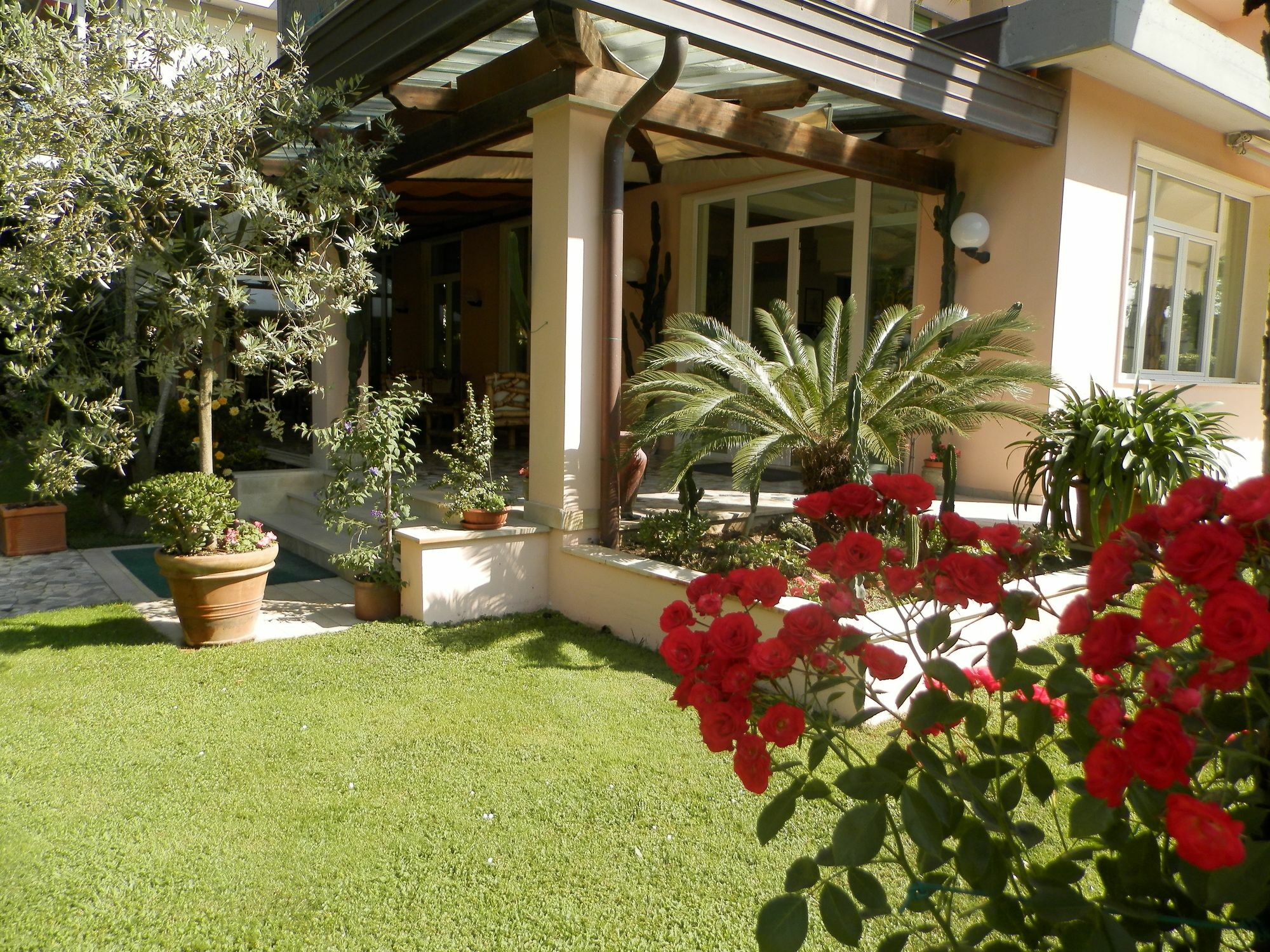 Hotel Mediterraneo Марина ди Пиетрасанта Екстериор снимка